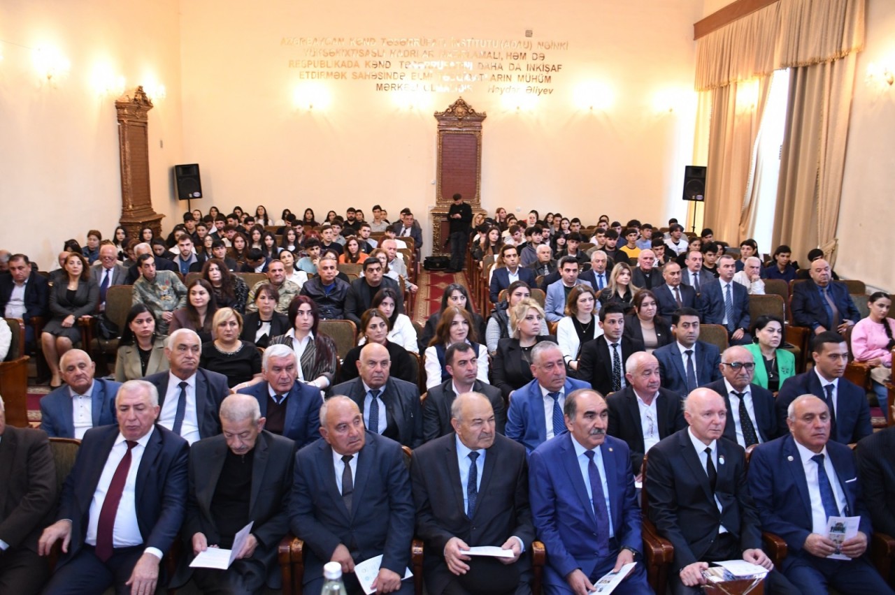 Gəncədə Müstəqilliyin Bərpası Gününə həsr olunan regional konfrans keçirildi - FOTOLAR